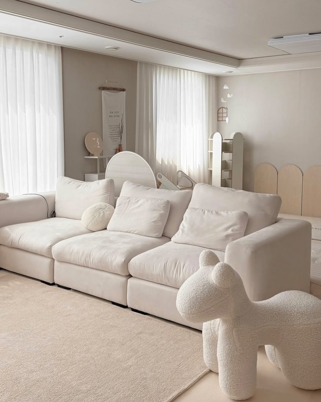Photo by 하은맘ㅣ집꾸미기•인테리어•감성필터 on July 28, 2025. May be an image of indoors, living room and bedroom.