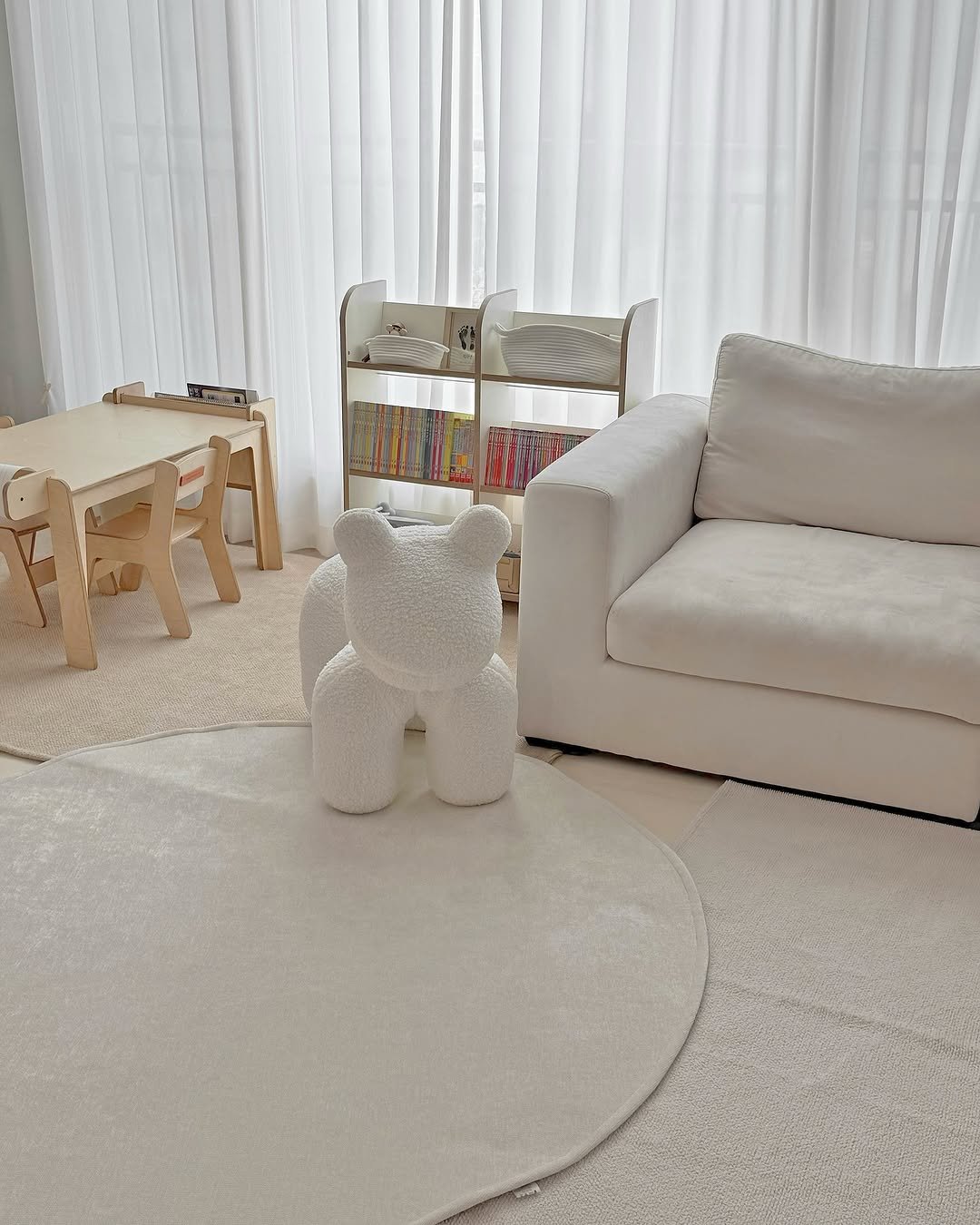 Photo by 하은맘ㅣ집꾸미기•인테리어•감성필터 on May 21, 2025. May be an image of beanbag chair, carpet, living room, indoors and text.