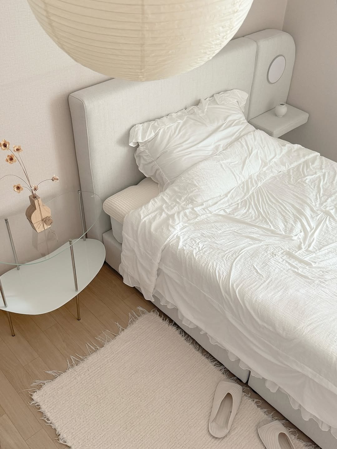 Photo shared by 하은맘ㅣ집꾸미기•인테리어•감성필터 on September 11, 2025 tagging @nuub.kr. May be an image of bed, mattress, headboard, bedroom, indoors and text.