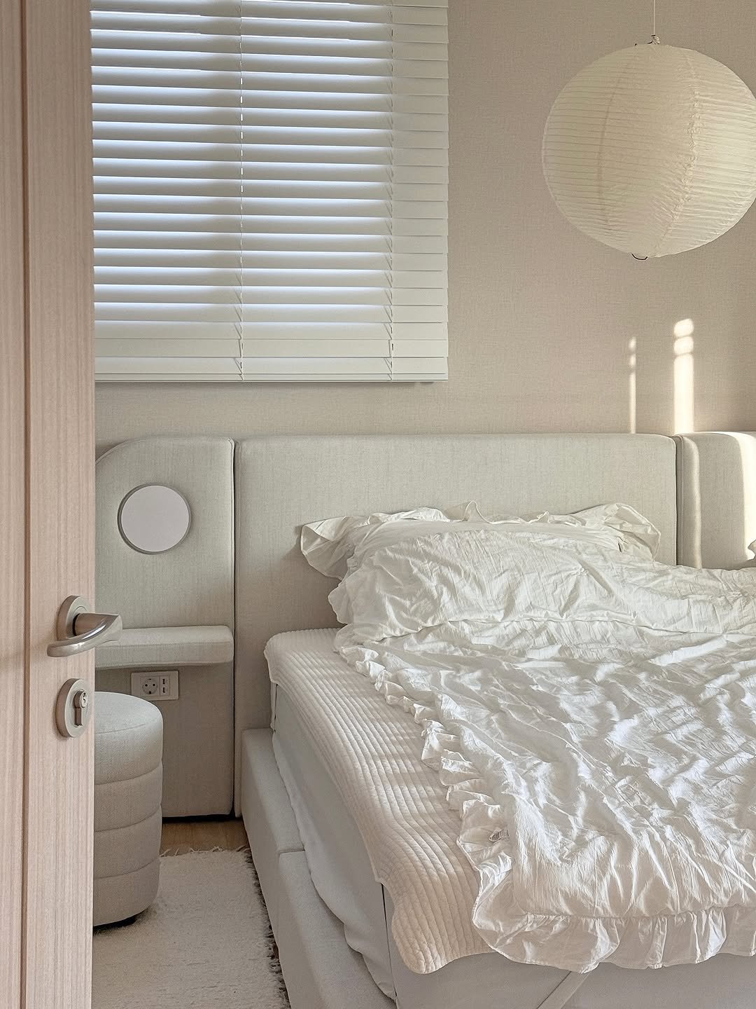 Photo shared by 하은맘ㅣ집꾸미기•인테리어•감성필터 on September 22, 2025 tagging @nuub.kr. May be an image of bed, headboard, mattress, indoors, bedroom and text.