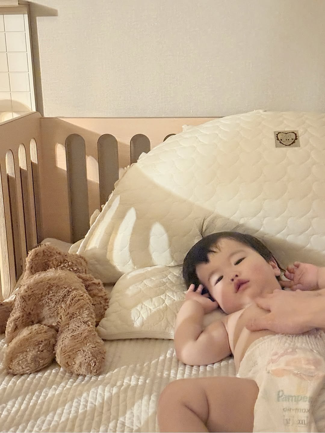 Photo by 하은맘ㅣ집꾸미기•인테리어•감성필터 on November 06, 2025. May be an image of baby, sleeping, baby bed, mattress, diaper, blanket, bedroom and text.