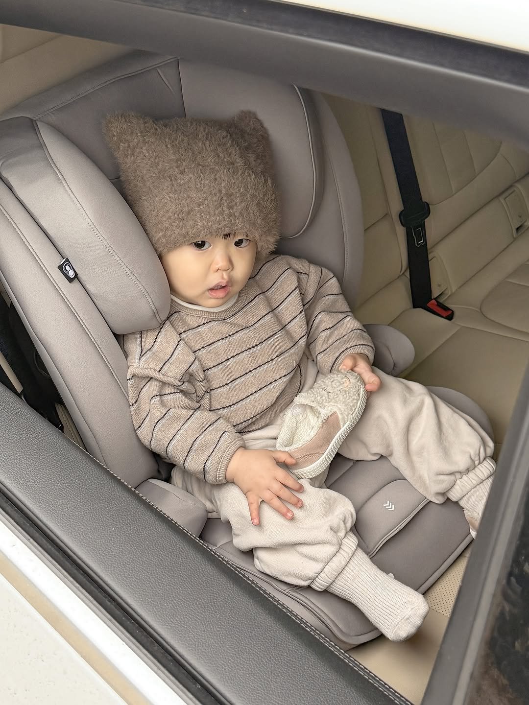 Photo shared by 하은맘ㅣ집꾸미기•인테리어•감성필터 on December 23, 2025 tagging @joie_korea. May be an image of baby, seatbelt, baby bed and text.
