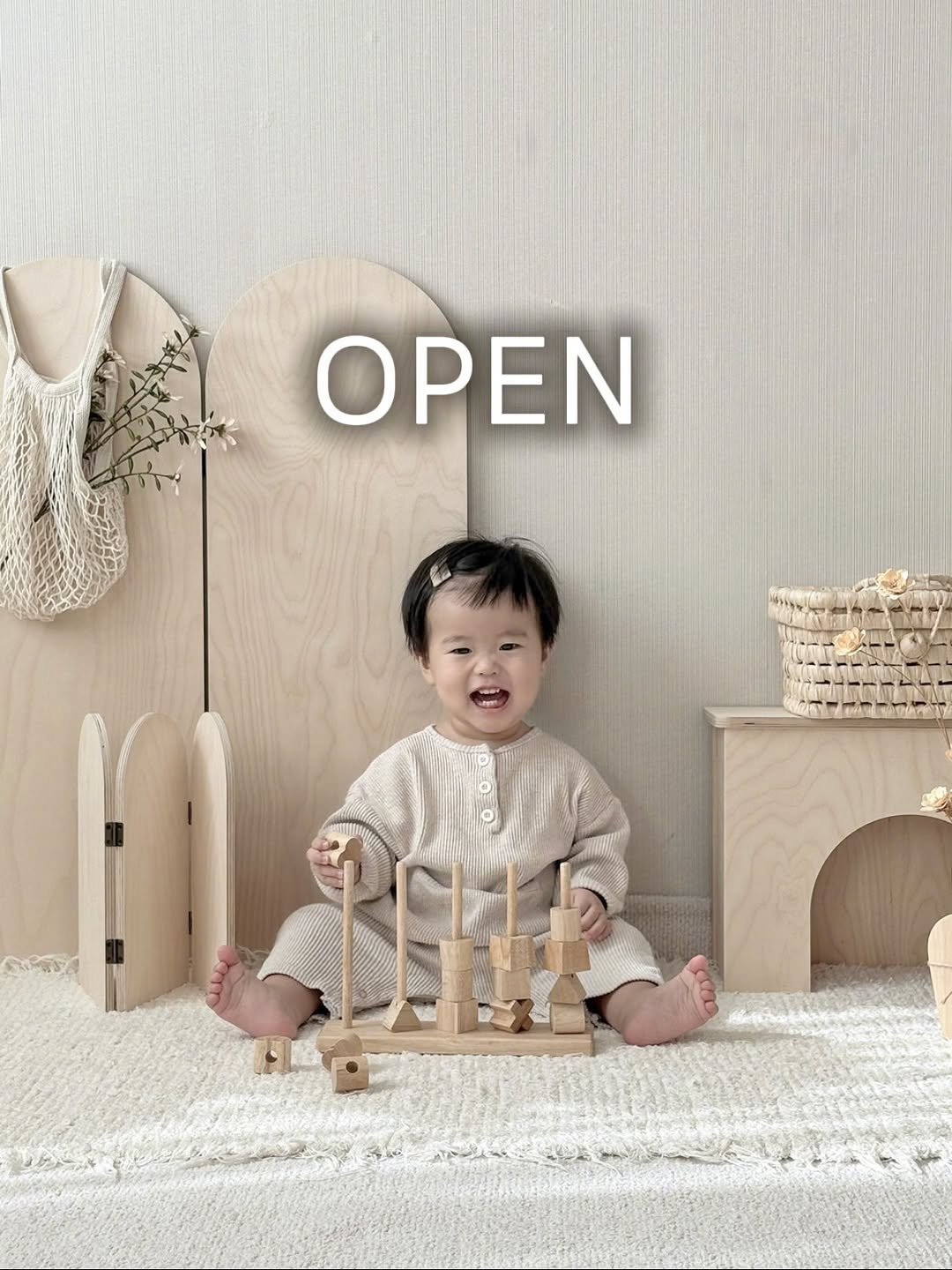 Photo by 하은맘ㅣ집꾸미기•인테리어•감성필터 on November 11, 2025. May be an image of baby, baby bed, placemat and text that says 'OPEN ፍብ'.