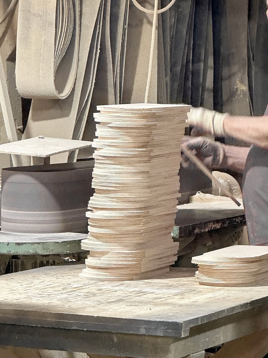 Photo by 하은맘ㅣ집꾸미기•인테리어•감성필터 on October 31, 2025. May be an image of pottery and text.