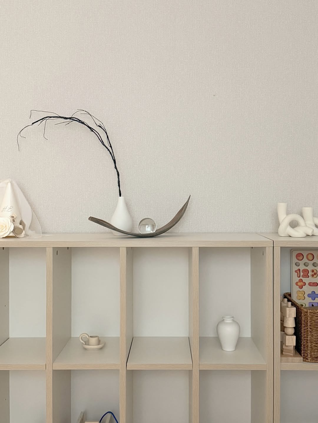 Photo shared by 하은맘ㅣ집꾸미기•인테리어•감성필터 on September 13, 2025 tagging @tiennedesign. May be an image of furniture, shelf, rack, indoors and text.