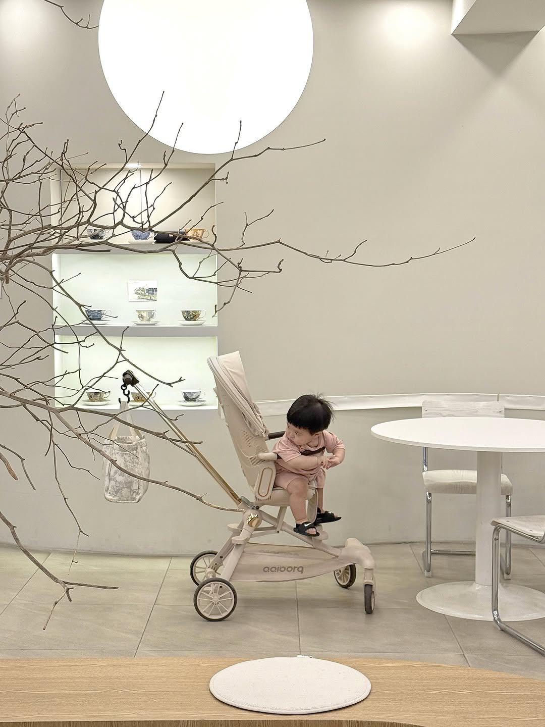 Photo shared by 하은맘ㅣ집꾸미기•인테리어•감성필터 on September 18, 2025 tagging @aalborg.official. May be an image of 1 person, baby, baby bed and text that says 'acibora'.