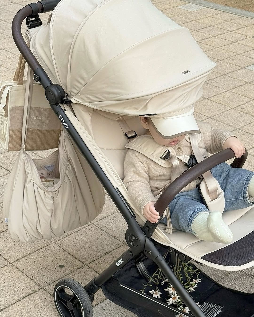 Photo shared by 하은맘ㅣ집꾸미기•인테리어•감성필터 on May 26, 2025 tagging @seecbaby_kor. May be an image of 1 person, buggy and text that says '.어로 moforest Classy SGRC'.