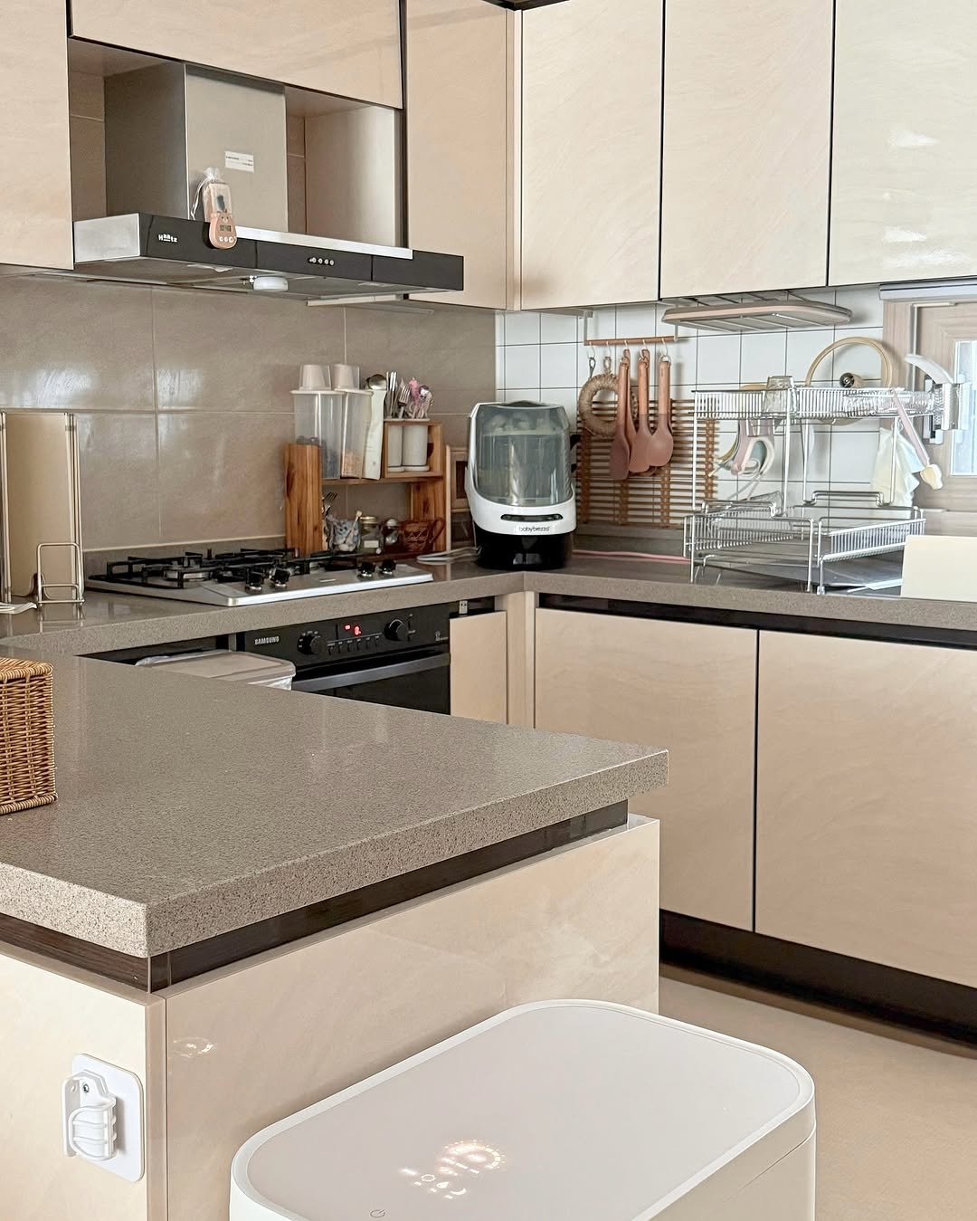 Photo shared by 하은맘ㅣ집꾸미기•인테리어•감성필터 on July 29, 2025 tagging @eerop_life. May be an image of kitchen island, lighting, sink, range hood and indoors.