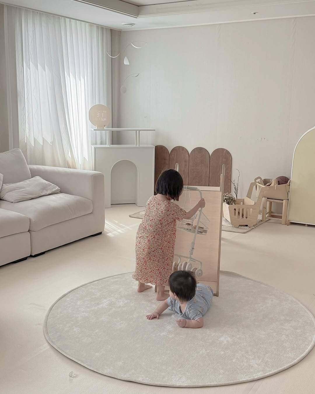 Photo by 하은맘ㅣ집꾸미기•인테리어•감성필터 on May 25, 2025. May be an image of 2 people, baby, carpet, indoors and text.