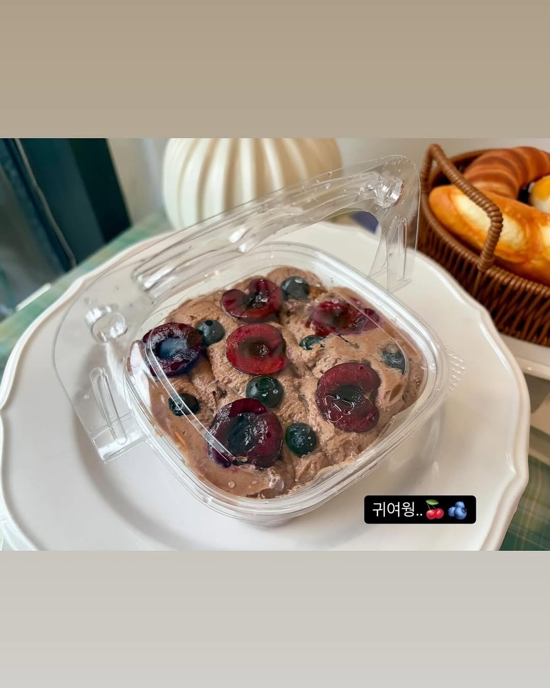 Photo by 이은베이커리 on July 13, 2025. May be an image of cake, strawberry, babka, cherries, bagel, tart, pie, fruitcake and text.