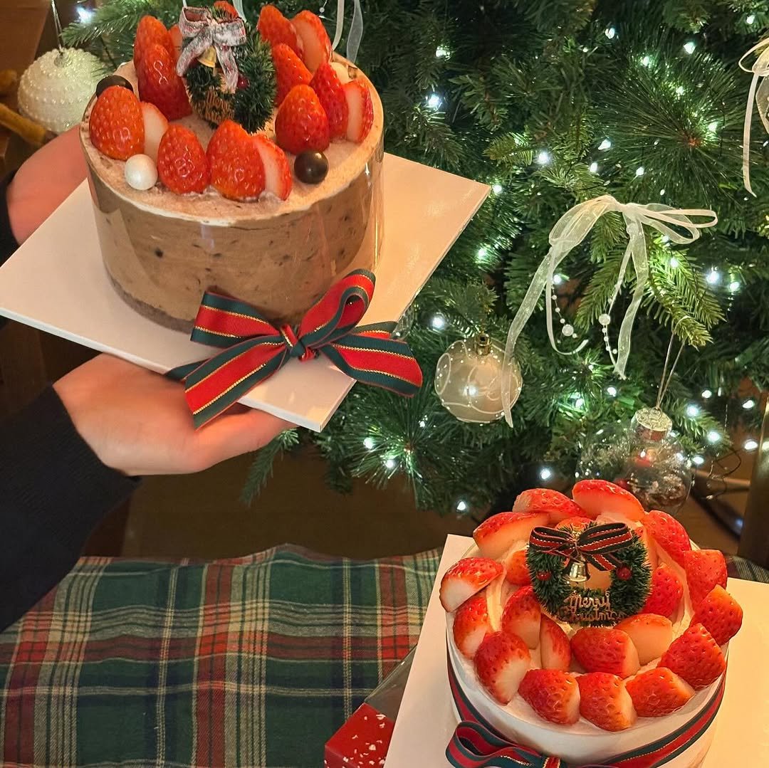 Photo by 이은베이커리 on November 27, 2025. May be an image of strawberry, fruitcake, chocolate cake, cheesecake and text.