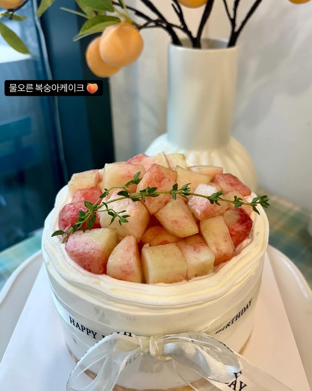 Photo by 이은베이커리 on July 15, 2025. May be an image of strawberry, chiffon cake and text that says '물오른 복숭아케이크 HAPPY HAPPY SA лKTHpm'.