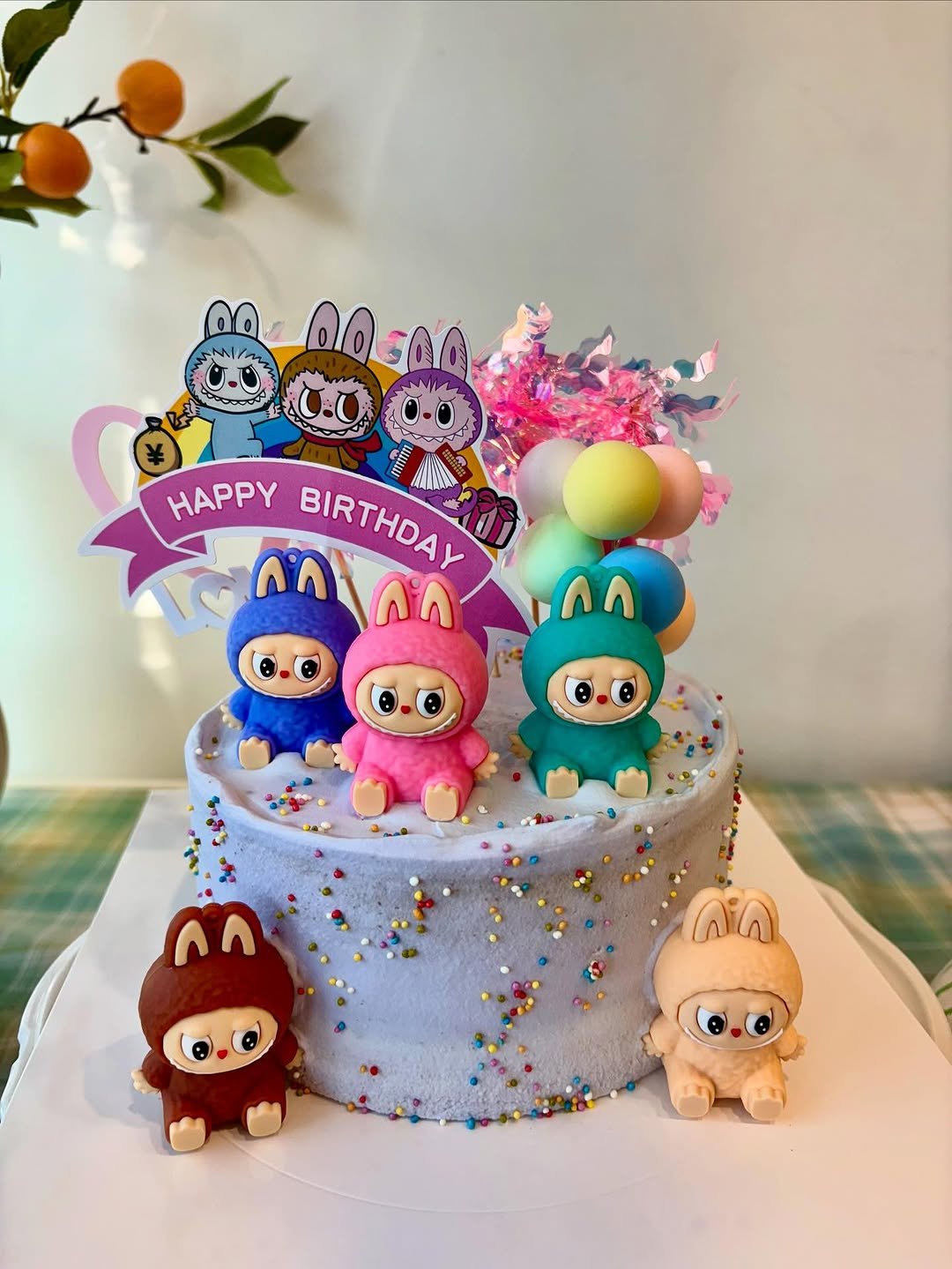 Photo by 이은베이커리 on August 30, 2025. May be an image of wedding cake, candy and text that says 'HAPPY BIRTHDAY BIRTHDAY ٨۸/۷۸ በሚሶላኒላላ በላ በላ i'.