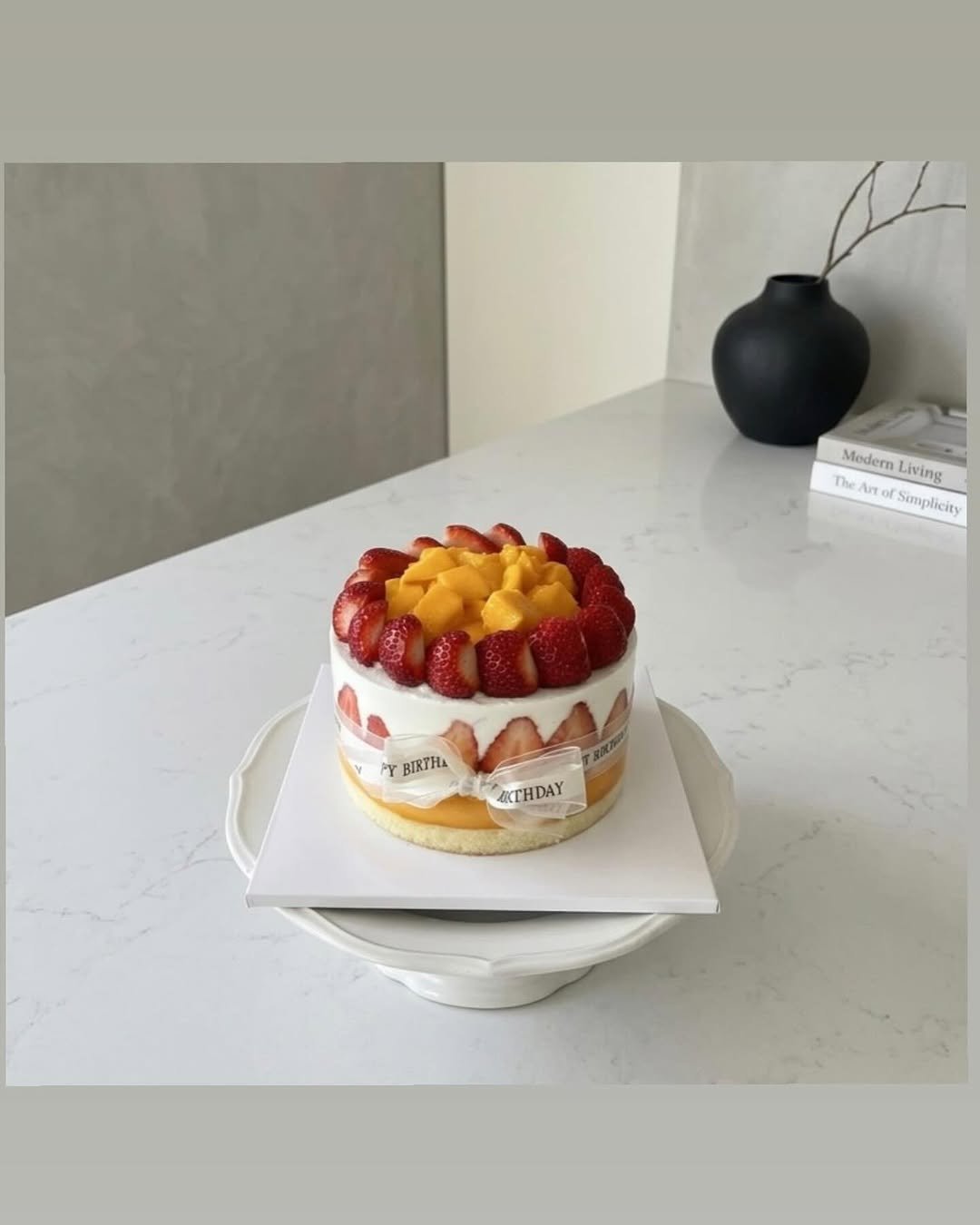 Photo by 이은베이커리 on April 21, 2026. May be an image of strawberry, chiffon cake, fruitcake and text that says 'The ModemLiing Medern Living T of Simplicity Th-AnorSimpleaty icity ty PY BIRTHA BIRTHA ATHDAY 5'.