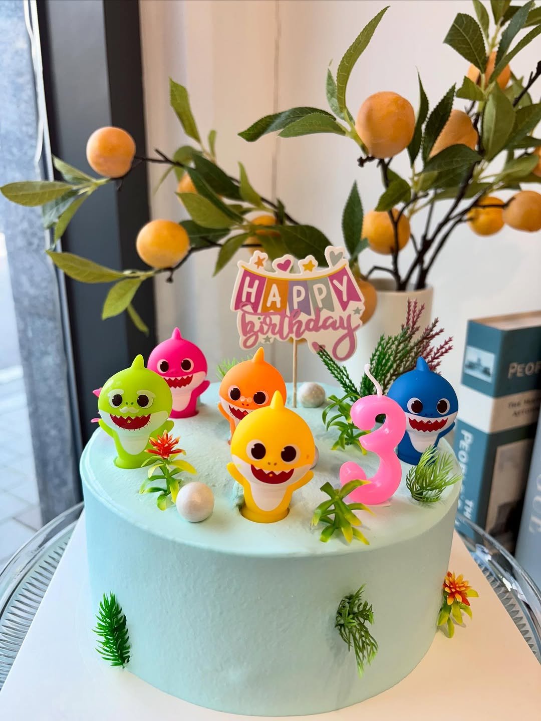 Photo by 이은베이커리 on October 19, 2025. May be an image of wedding cake, fruitcake and text that says 'O+ HAPPY borinday'.