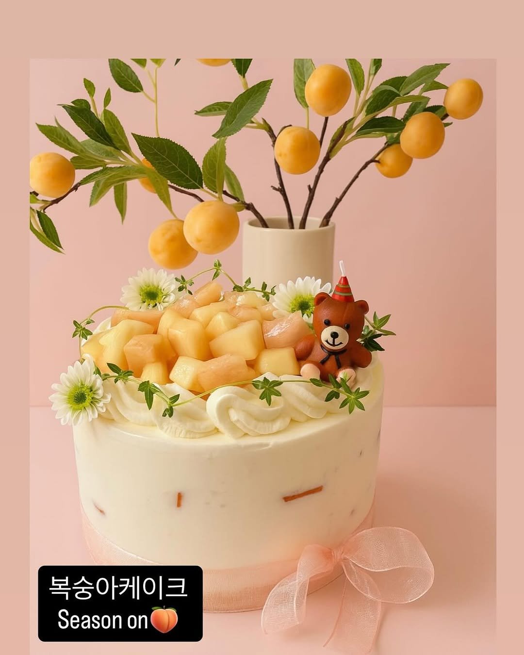 Photo by 이은베이커리 on July 06, 2025. May be an image of cake, prairie gentian, longan and text that says '복숭아케이크 Season on'.