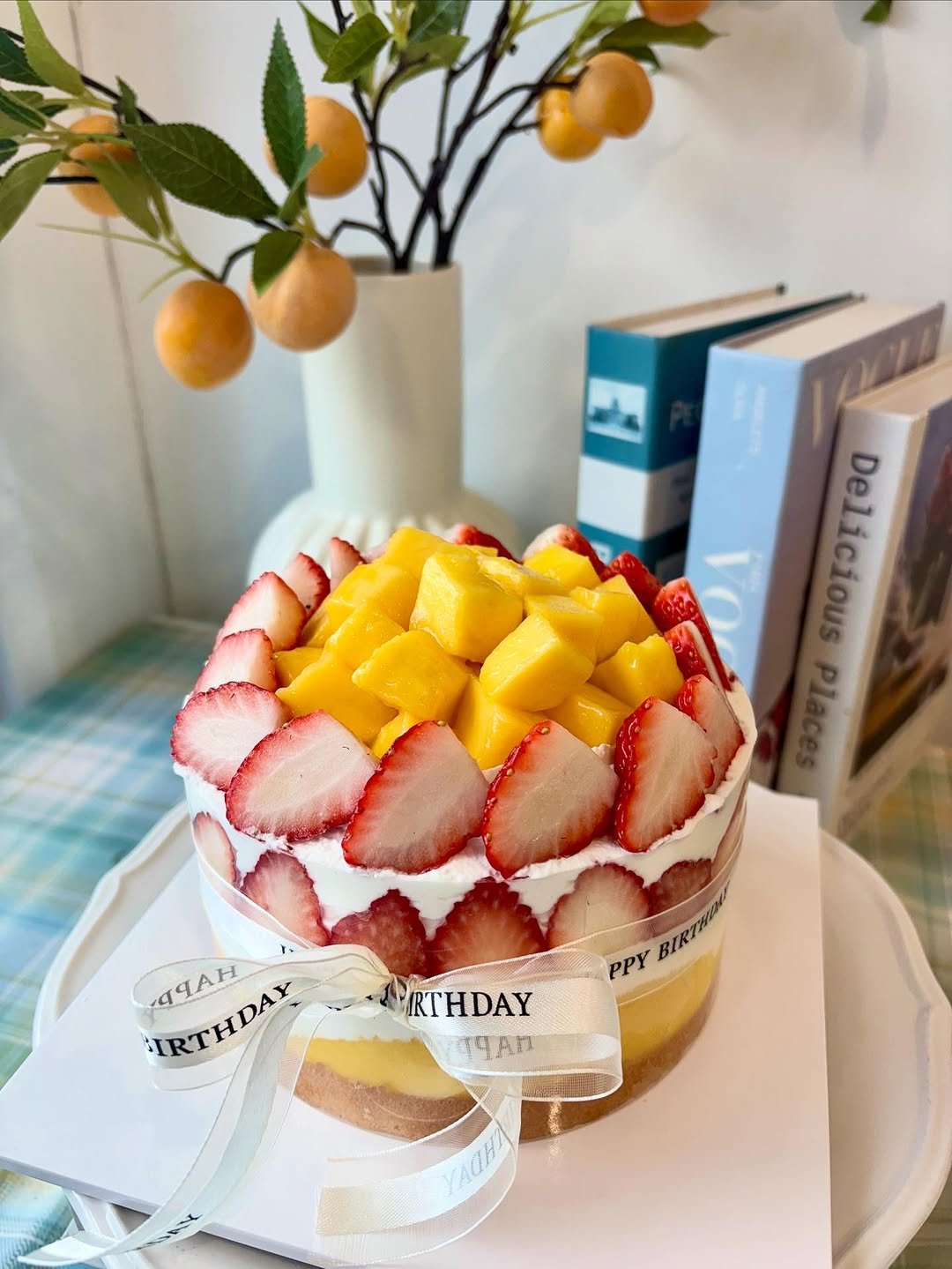 Photo by 이은베이커리 on November 01, 2025. May be an image of strawberry, chiffon cake, fruitcake, cheesecake, mango and text that says 'META ် MicA Delicious い a4AH A4AH RTHDAY HDA PPY BIRTHI IRTHDAY यपम An'.