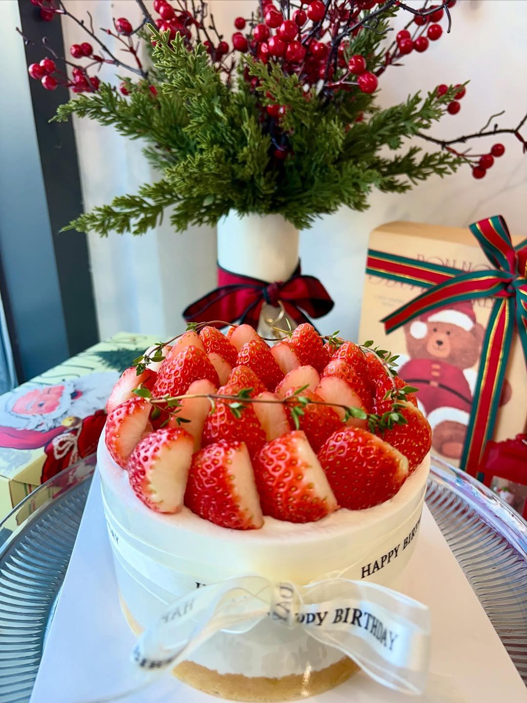 Photo by 이은베이커리 on December 01, 2025. May be an image of ‎cake, strawberry, fruitcake, cheesecake and ‎text that says '‎عادد YAH HAPPY SIRE HAPPY aDY BIRTHOAY‎'‎‎.