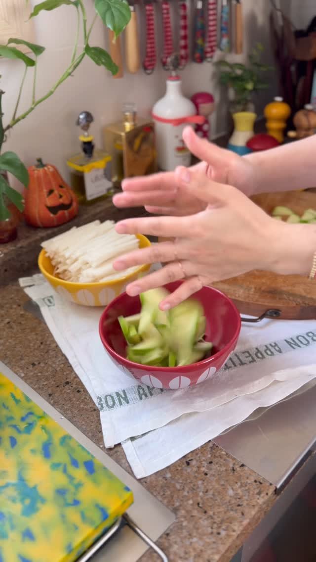 e_hyejung_1979 게시물 이미지: 나물비빔밥 . 굴국

지독한 독감 
이틀 꼬박 앓아눠 시름시름 ㅠㅠ
숙주 변세바리는...