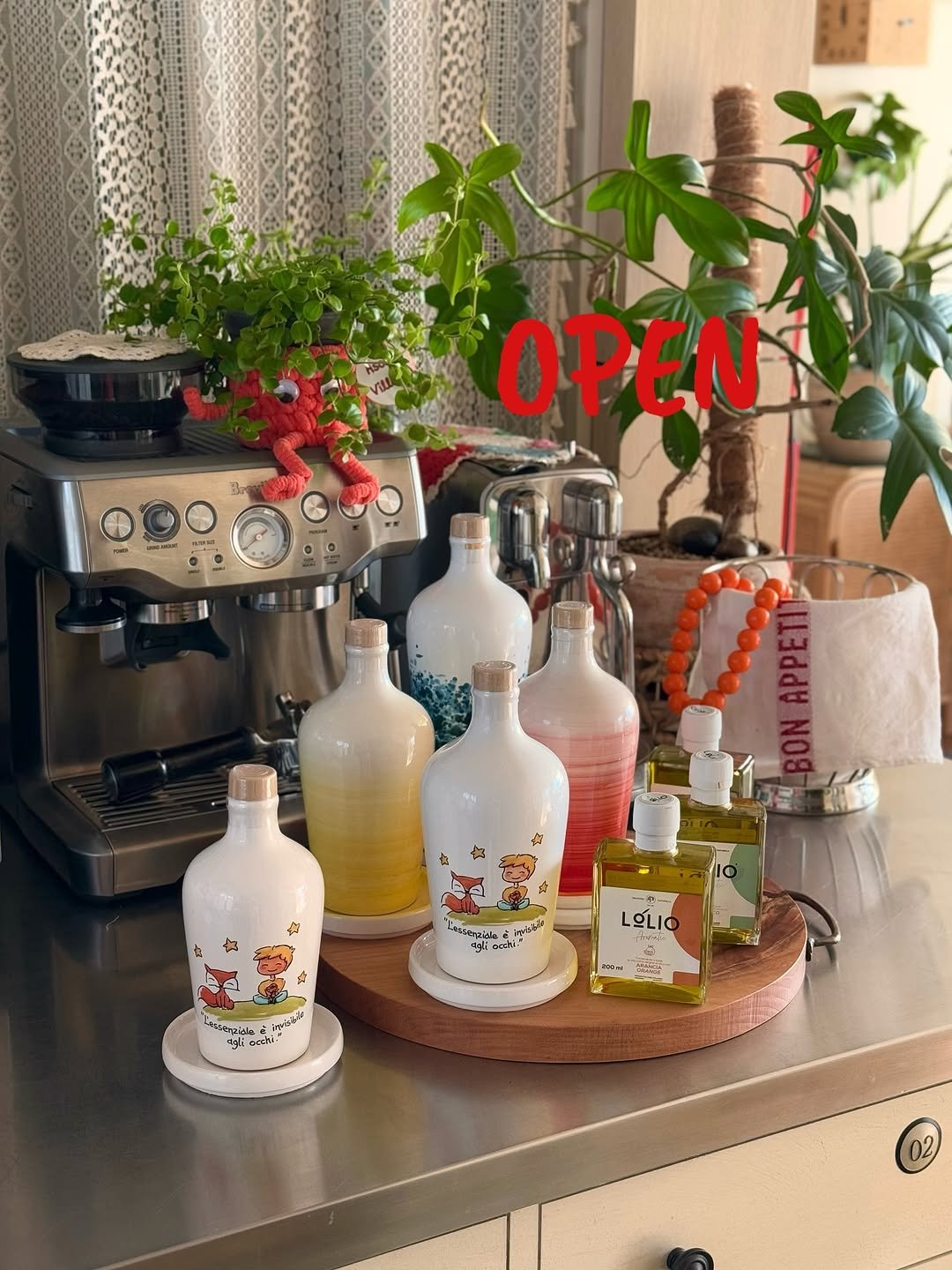 Photo by 마마혜정 mama hyejung on August 17, 2025. May be an image of coffee maker, bottle, cocktail shaker, carafe, olive oil and text.