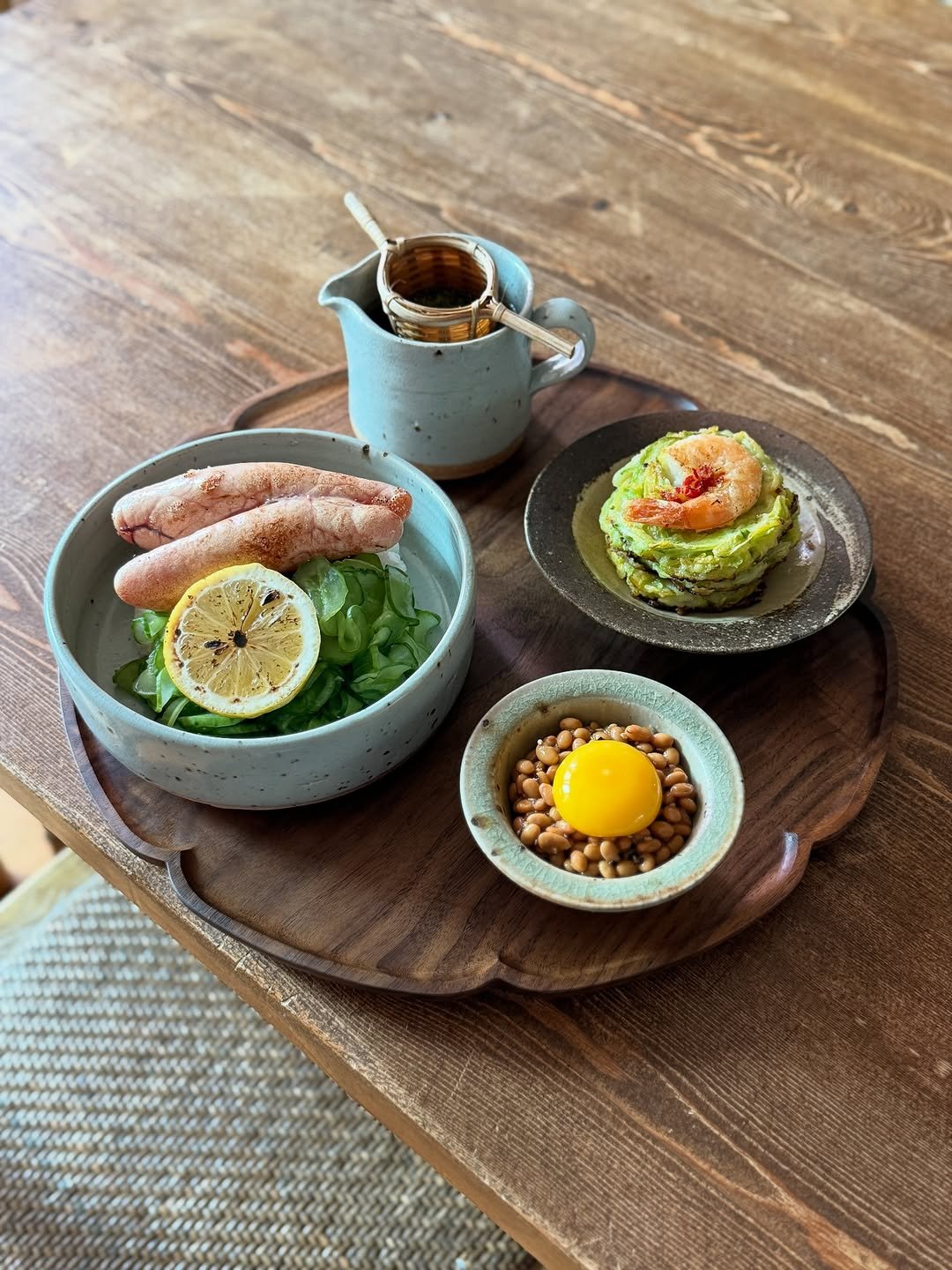 Photo by 마마혜정  mama hyejung on September 19, 2025. May be an image of poached egg, egg yolk, sashimi, tableware, avocado and text.
