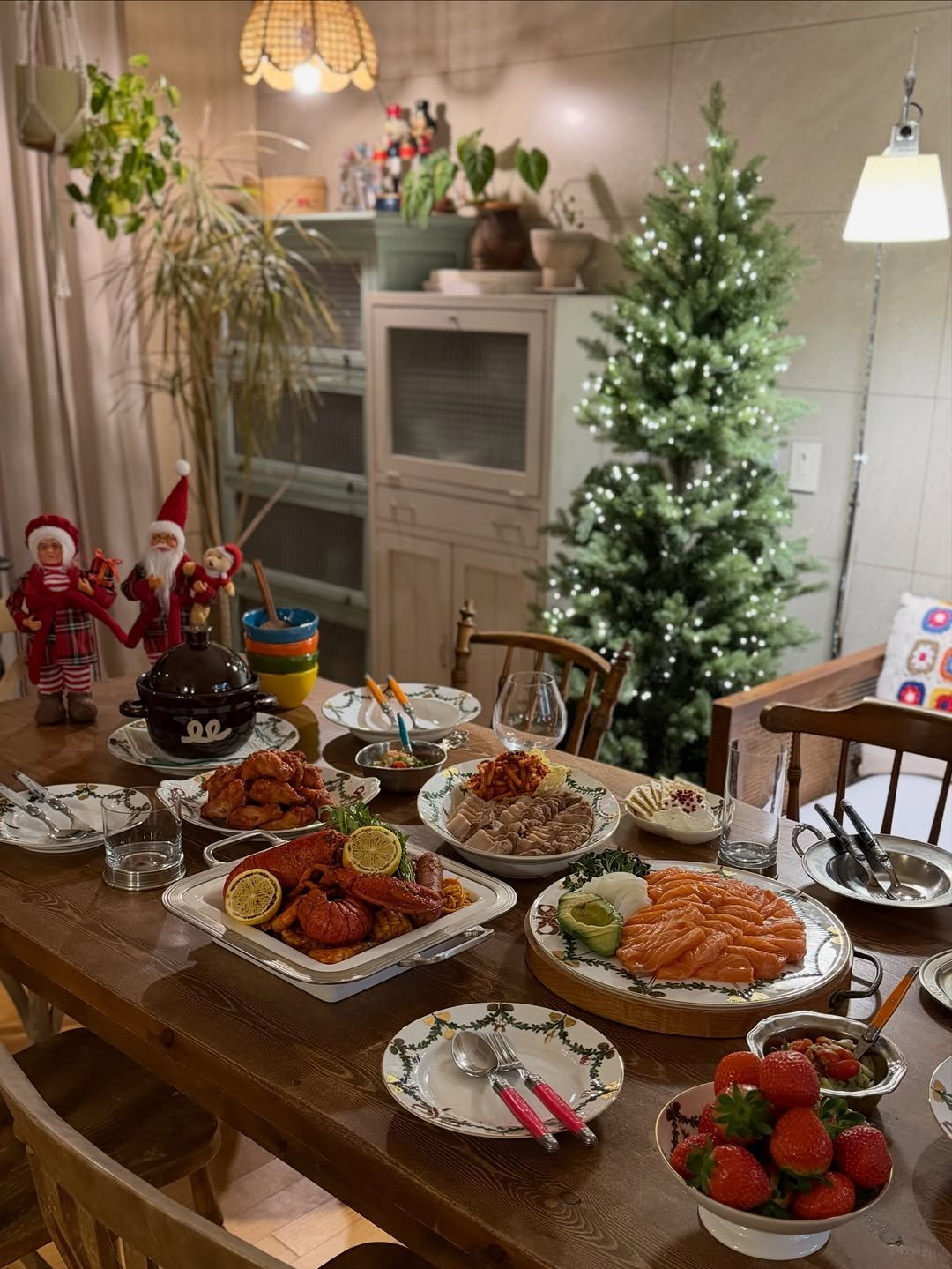 Photo by 마마혜정  mama hyejung on December 24, 2025. May be an image of christmas tree, dining table, tinsel and text.