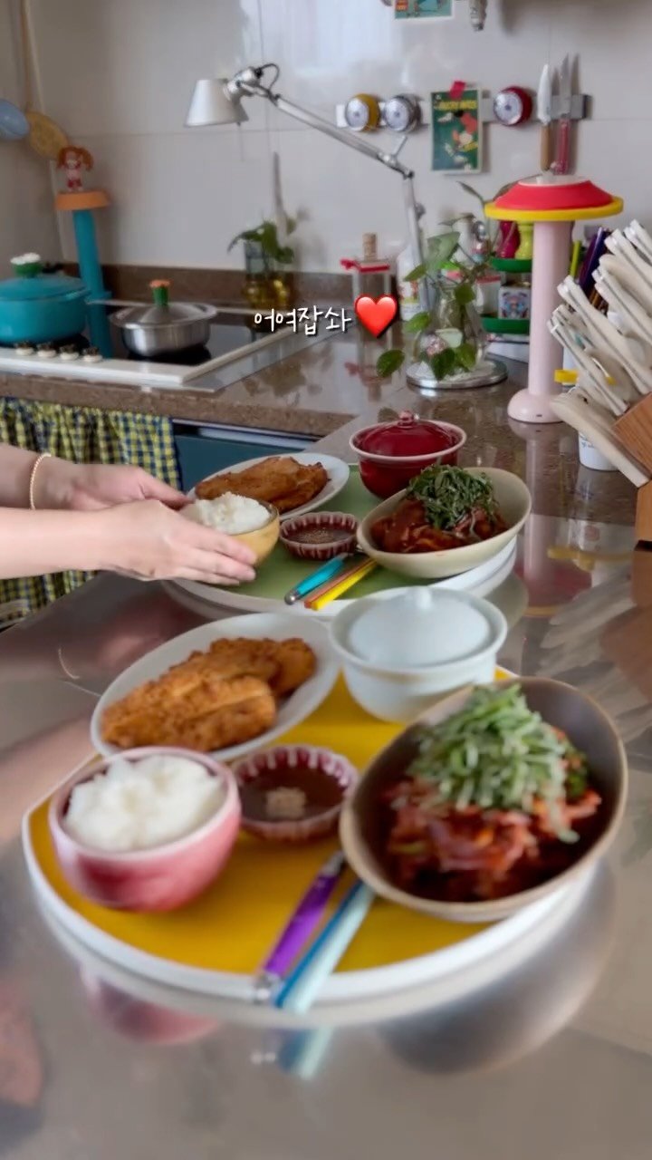 e_hyejung_1979 게시물 이미지: 앞다리살 제육볶음 . 봄동된장국 . 돈까스

찐 겨울느낌
이불속을 박차고 나와
아침...