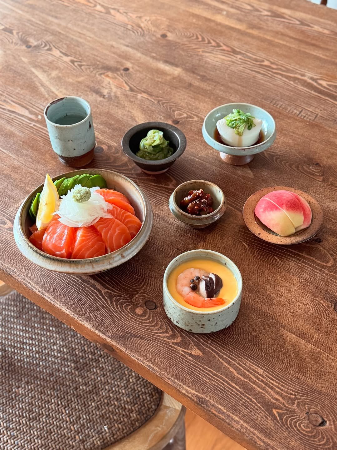 Photo by 마마혜정 mama hyejung on July 31, 2025. May be an image of sashimi, sushi, smoked salmon, kitchenware, bowl, vegetable and text.