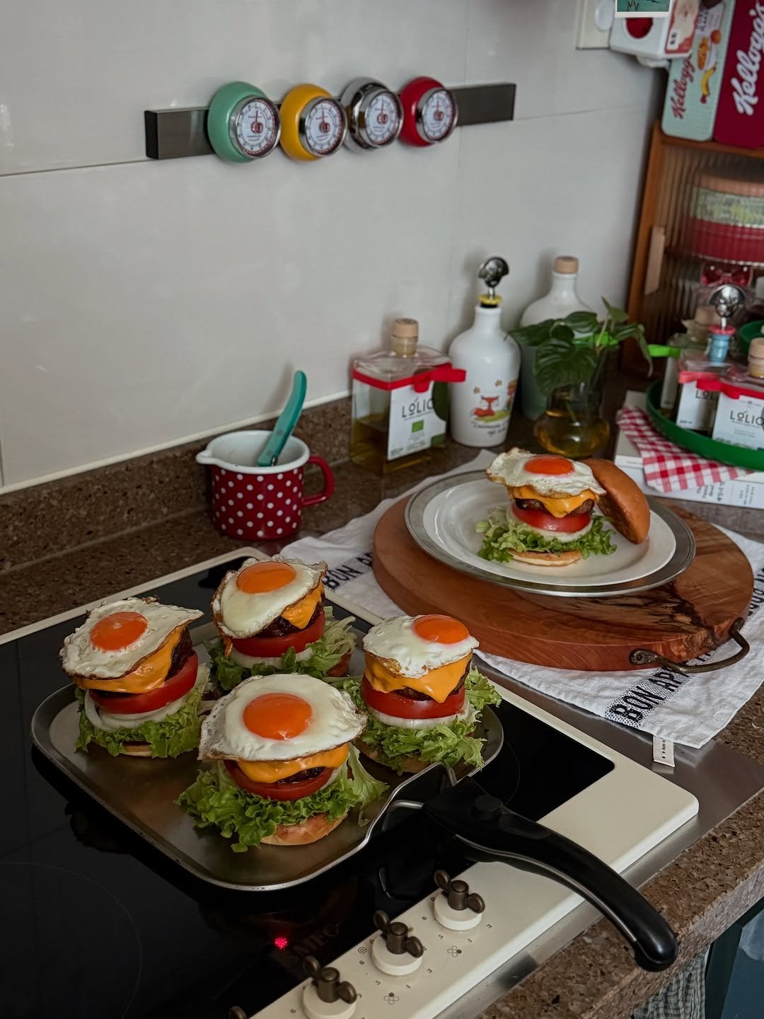 Photo by 마마혜정 mama hyejung on July 26, 2025. May be an image of egg, sandwich and text that says 'Kellogo LOLI OL LOLIO 2'.