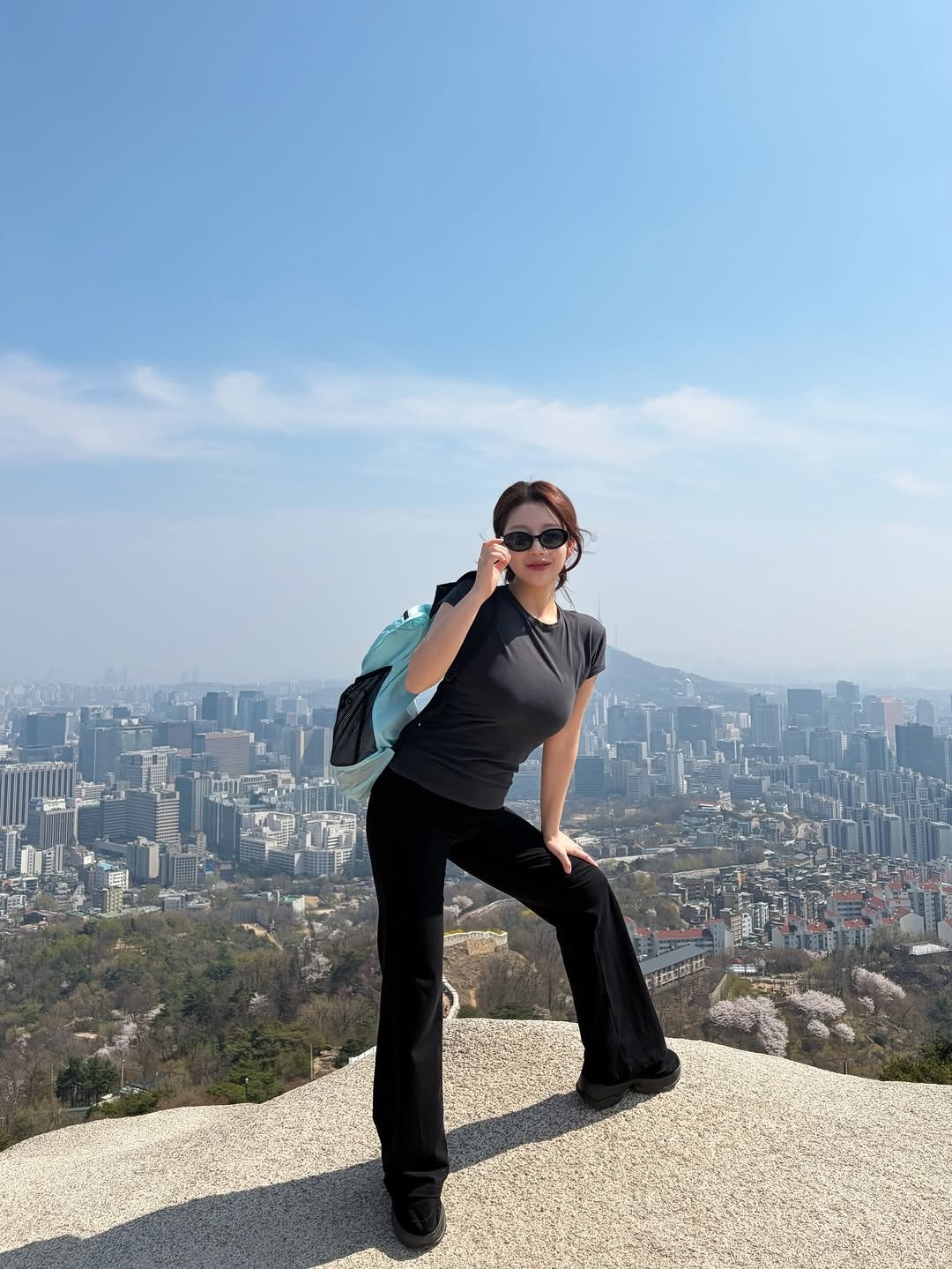 Photo shared by 은표 ෆ | 간호사 탈출ing~,,, on April 06, 2026 tagging @fastlekr. May be an image of skyscraper, Victoria Peak and text.