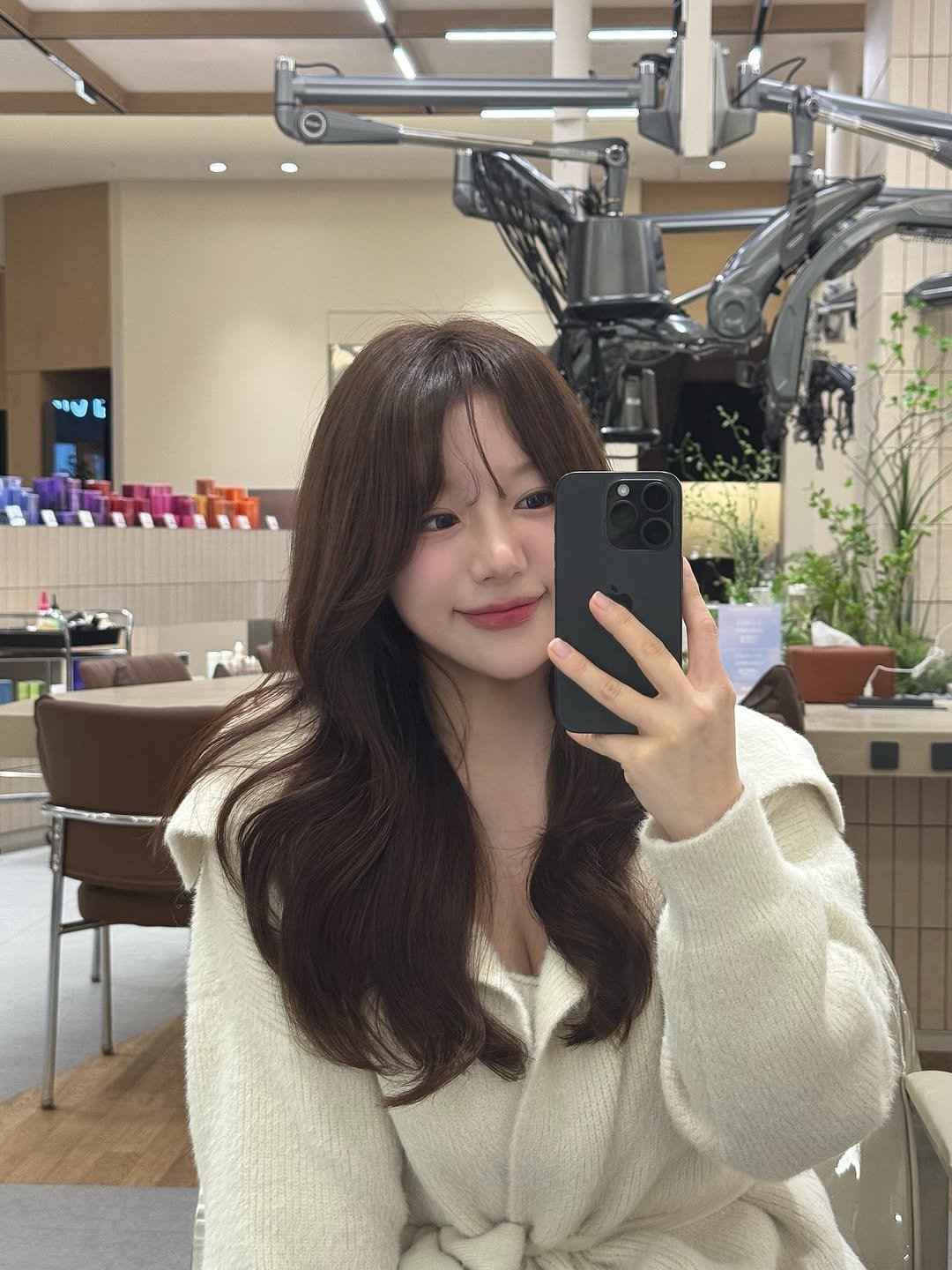 Photo by 은표 ෆ | 여행 + 일상 on January 21, 2026. May be a selfie of one or more people, hair, bath robe, mirror and text.