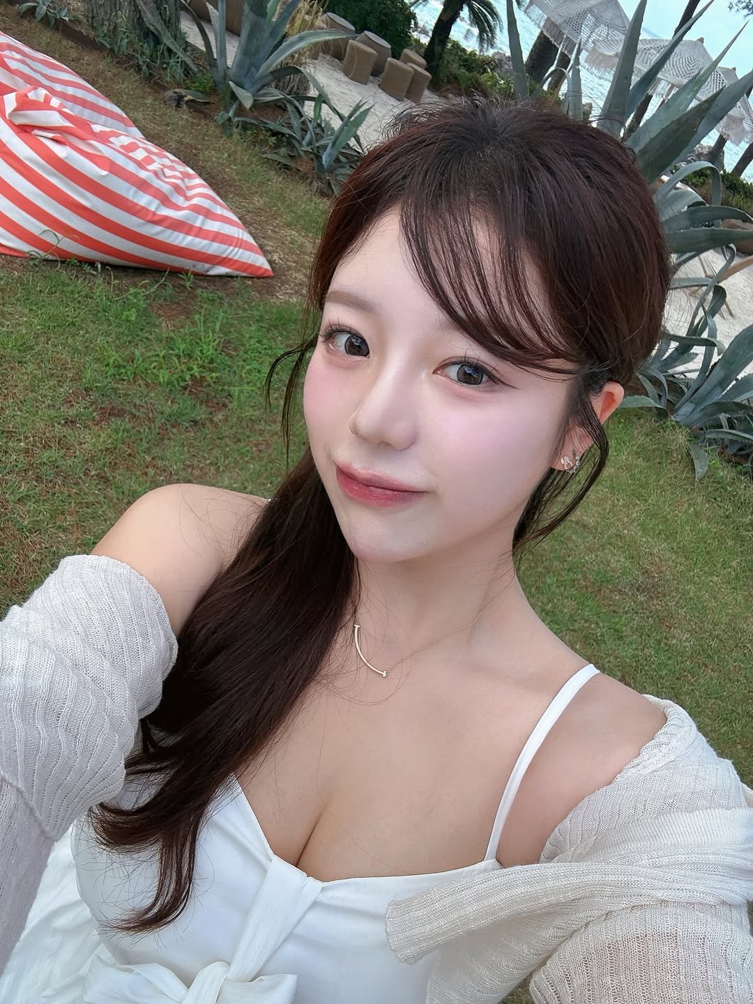 Photo by 은표 ෆ | 제주도 여행 on August 14, 2025. May be an image of 1 person, hair, outdoors and text.