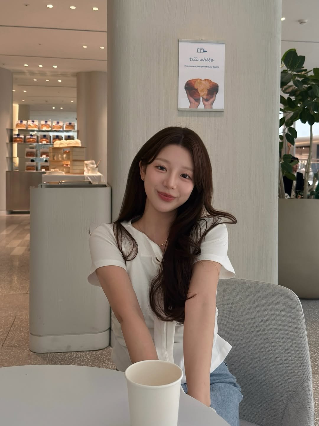 Photo by 은표 ෆ | 간호사 탈출ing~,,, on April 17, 2026. May be an image of one or more people, hair, cornflower and text.