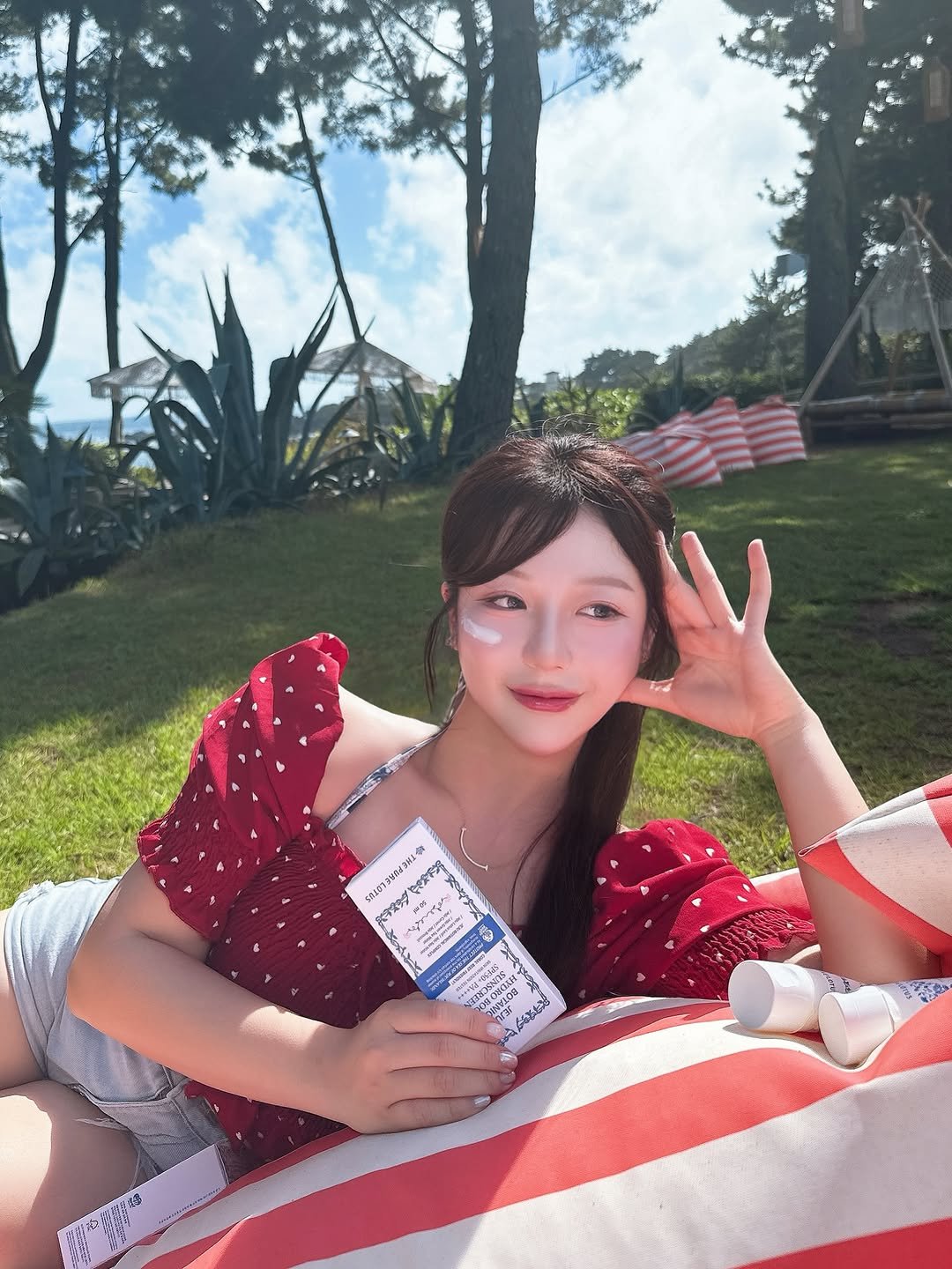 Photo shared by 은표 ෆ | 제주도 여행 on August 26, 2025 tagging @thepurelotus. May be an image of one or more people, hair, deck chair and picnic.