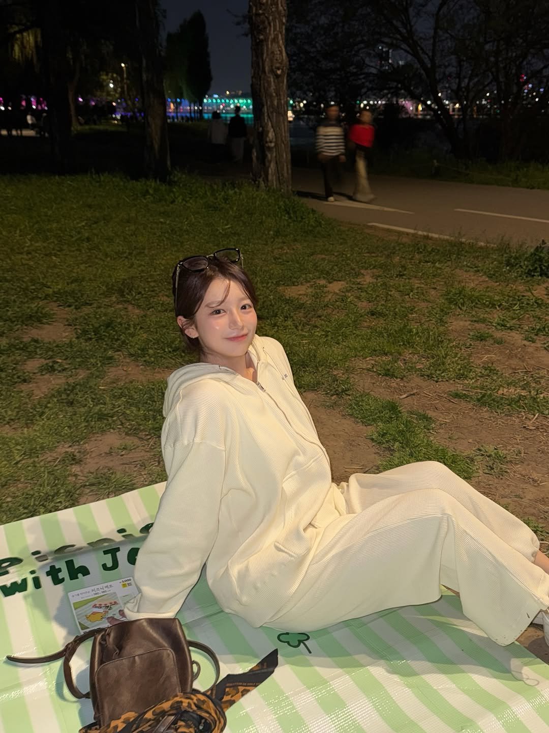 Photo shared by 은표 ෆ | 간호사 탈출ing~,,, on April 22, 2026 tagging @lazyz.official. May be an image of picnic, park and text.
