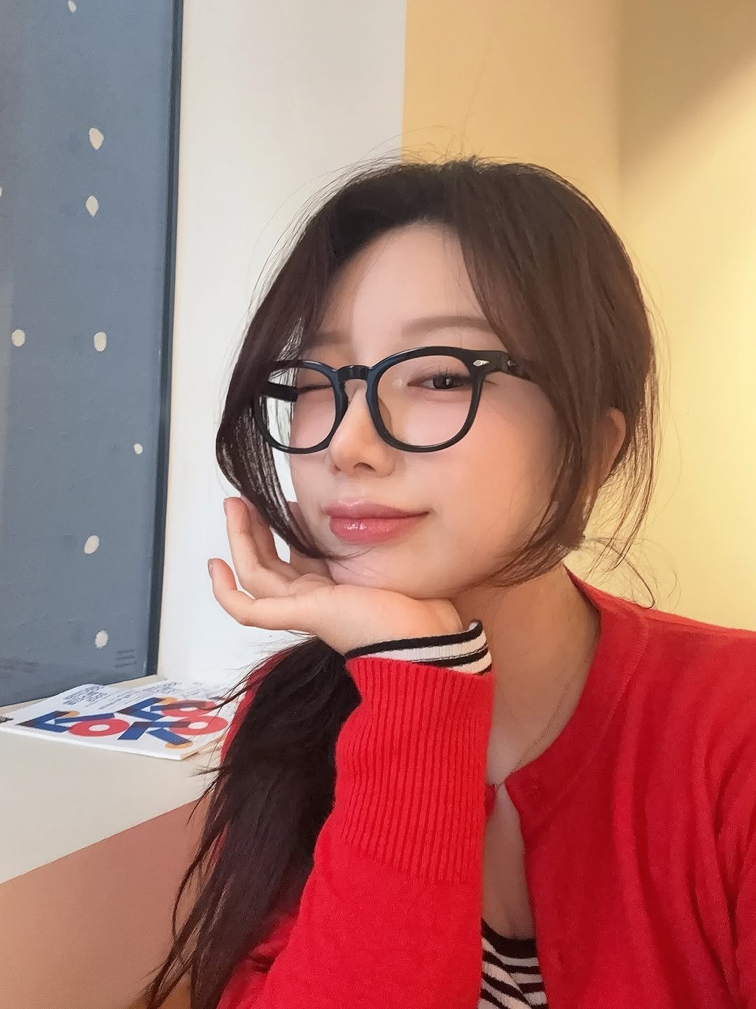 Photo by 은표 ෆ | 여행 + 일상 on November 27, 2025. May be a selfie of one or more people and hair.