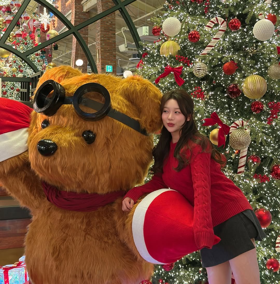 Photo by 은표 ෆ | 여행 + 일상 on December 23, 2025. May be an image of bear, christmas tree, tinsel and text.