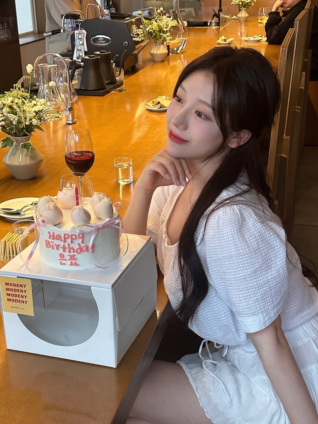 Photo by 은표 ෆ | 제주도 여행 on July 04, 2025. May be an image of ‎2 people, hair, candle, cake and ‎text that says '‎የለ.ቱና اك HappR Birthda! Birthda 오ㅍ 武島 MODENY MODENY Ην MODENU MODENY ENY MODENY‎'‎‎.