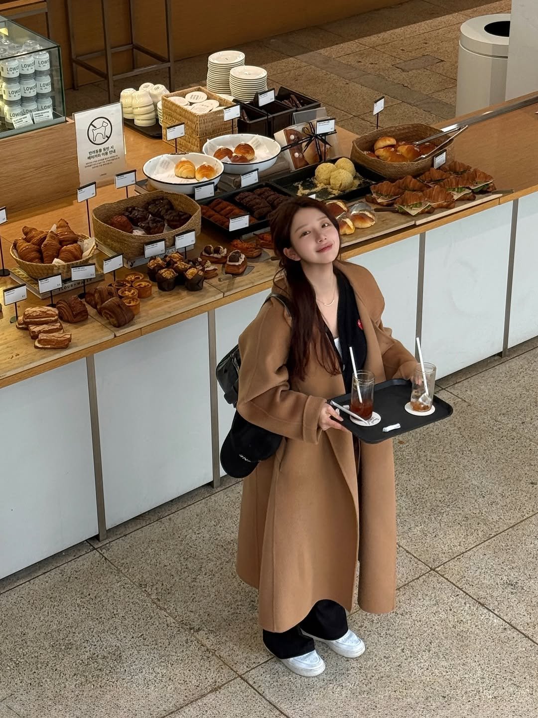 Photo by 은표 ෆ | 간호사 탈출ing~,,, on March 24, 2026. May be an image of overcoat, eclair, bagel, cornflower, buffet and text.