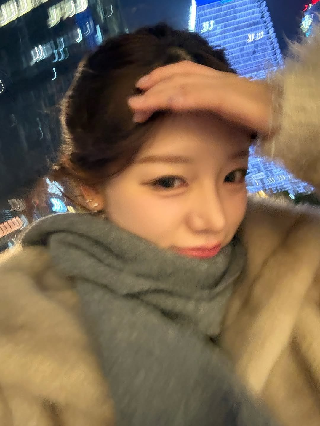 Photo by 은표 ෆ | 여행 + 일상 on January 25, 2026. May be an image of one or more people, hair, duffle coat, goosedown coat, fur, parka, night and text.