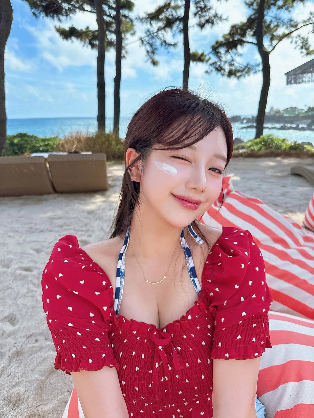 Photo by 은표 ෆ | 제주도 여행 on November 03, 2025. May be an image of one or more people, hair, outdoors and text.