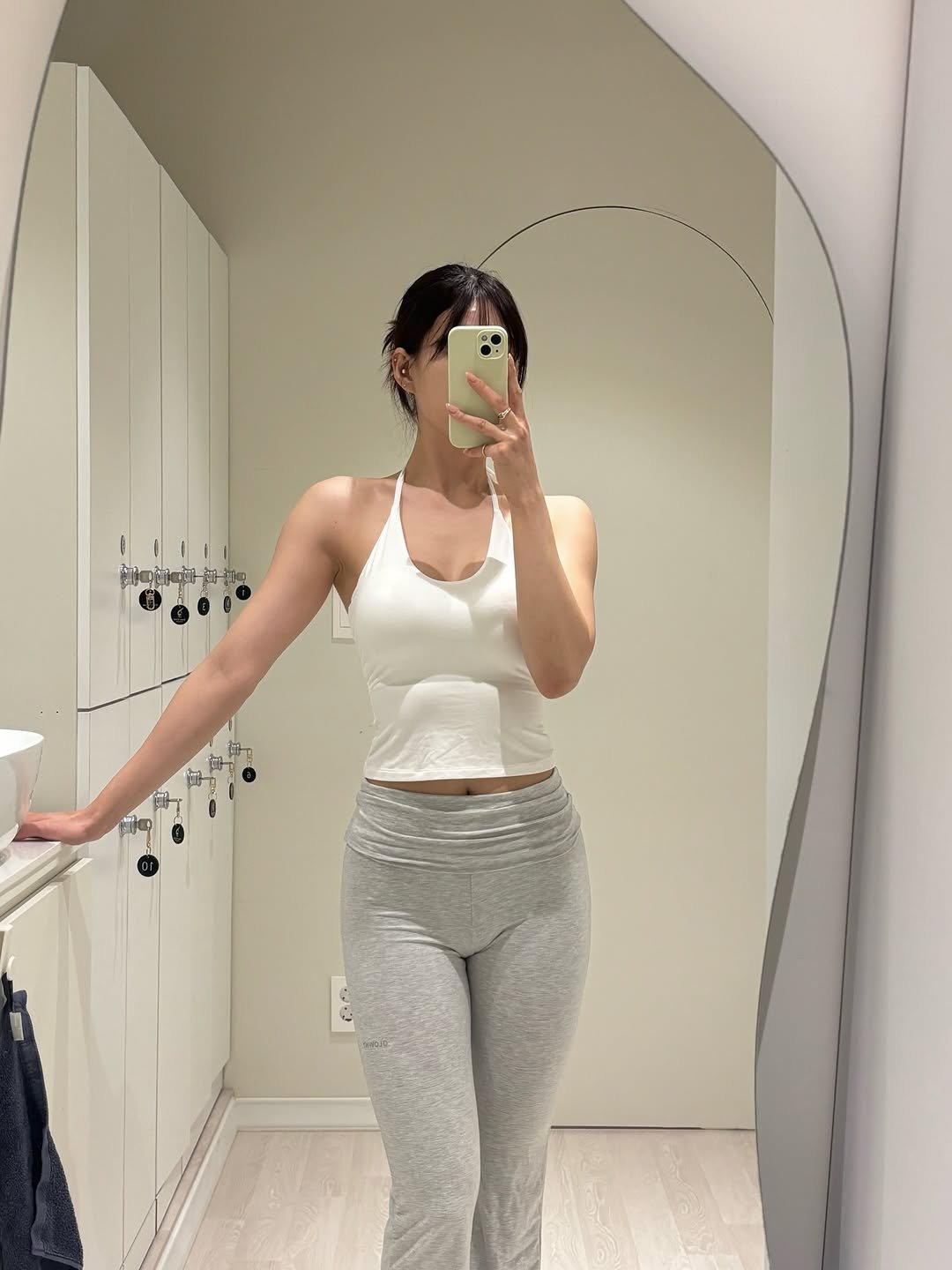 Photo by 이식로그🫧 on February 13, 2026. May be an image of sweatpants, mirror and text.