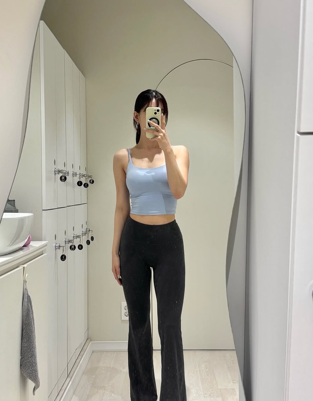 Photo by 이식로그🫧 on April 27, 2026. May be an image of mirror, top, sweatpants and text.