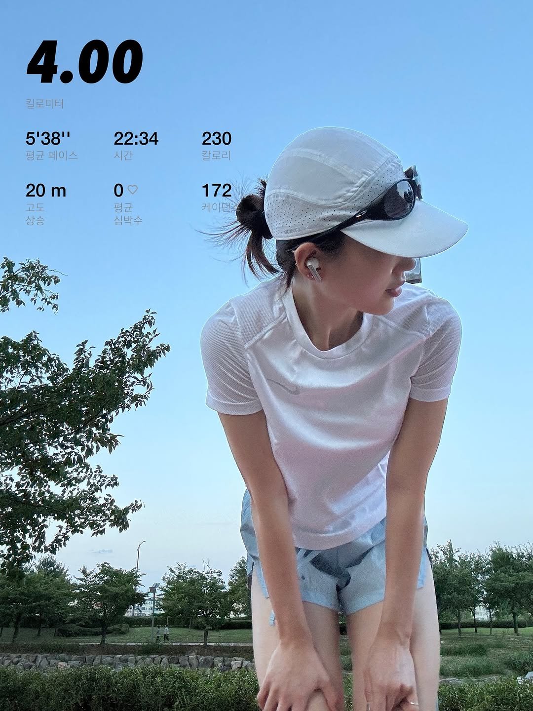 Photo by 이식로그🫧 on September 21, 2025. May be an image of ‎1 person, activewear, shorts, sportswear, outdoors and ‎text that says '‎4.00 킬로미터 יי835 평균 페이스 22:34 시간 230 칼로리 20m m 20 상승 0 평균 심박수 172 케이트츠‎'‎‎.