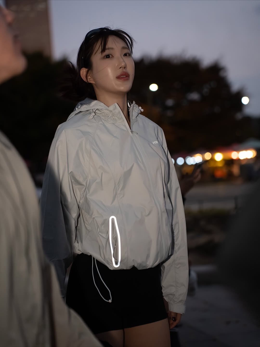 Photo shared by 이식로그🫧 on November 05, 2025 tagging @hdex__official, @hdex_women, and @shakesphere_kr. May be an image of duffle coat, goosedown coat, raincoat, parka, flight jacket, outdoors and text.
