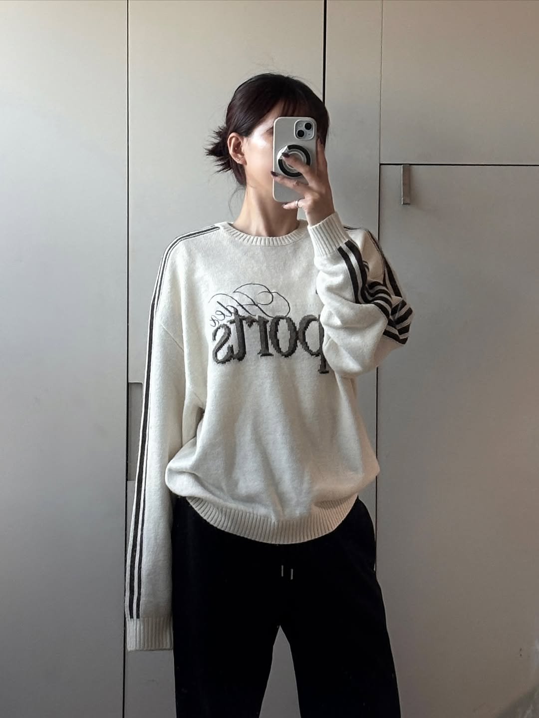 Photo by 이식로그🫧 on November 11, 2025. May be an image of sweatsuit, sweatpants, top, sweatshirt, sportswear and text.