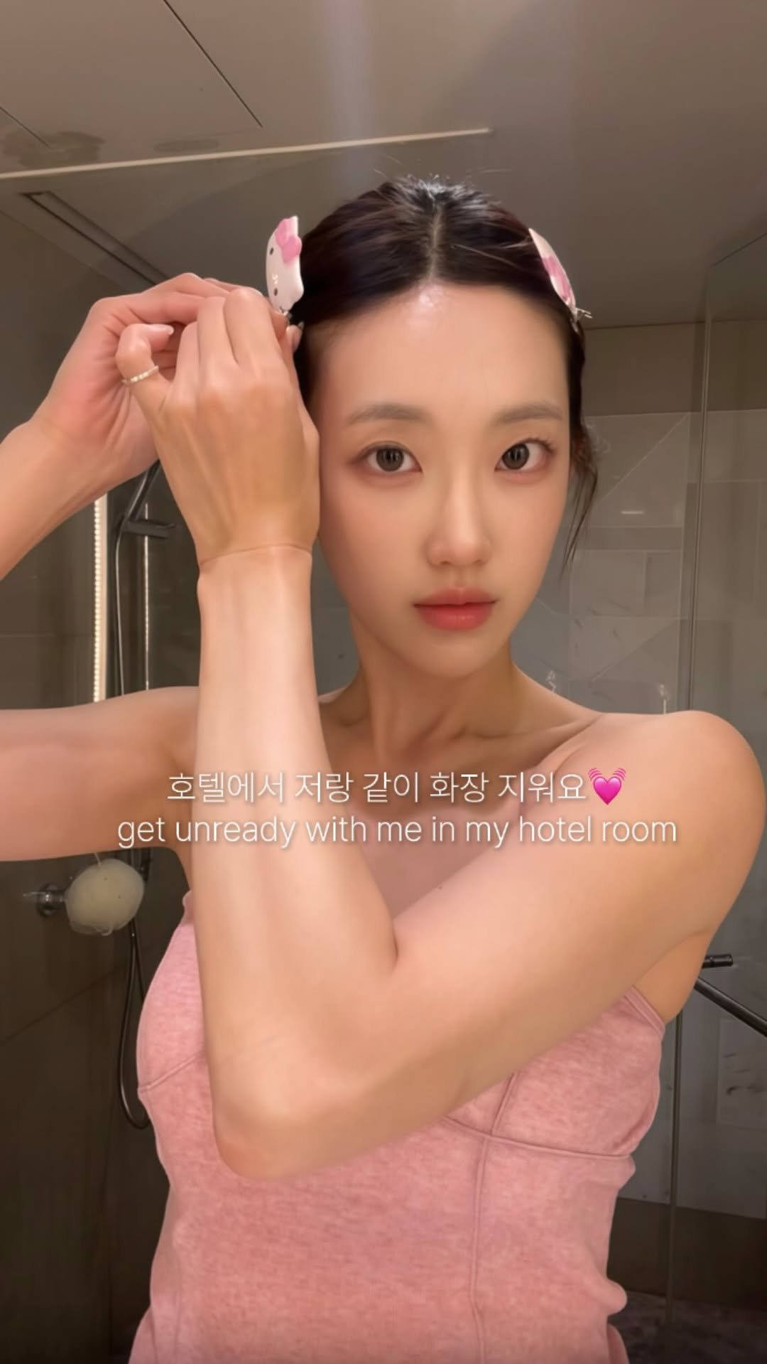 e_seeek 게시물 이미지: ⁠get unready with me in my hotel room 🌙
호텔에서...
