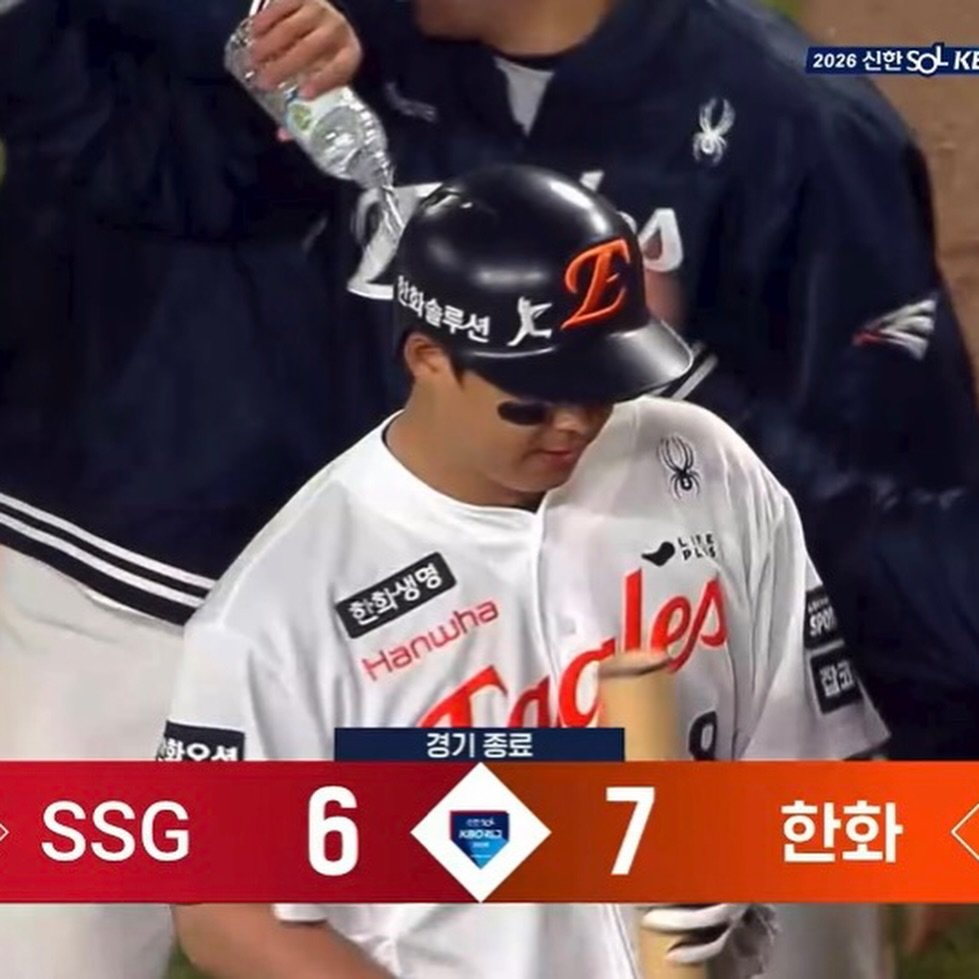 Photo by 이글스토리ㅣ한화의 이야기를 들려줄게 on April 28, 2026. May be an image of ‎baseball, pitcher and ‎text that says '‎2026신한K 2026신한 2026 신한 SO K 한화솔루션 한학슬루션 F2 Tl 화셔 bl 한화생명 한화생명 Hanuha Hanwha مصلحمة les 경기종료 7 한화 8 SSG KBOKИ 6‎'‎‎.