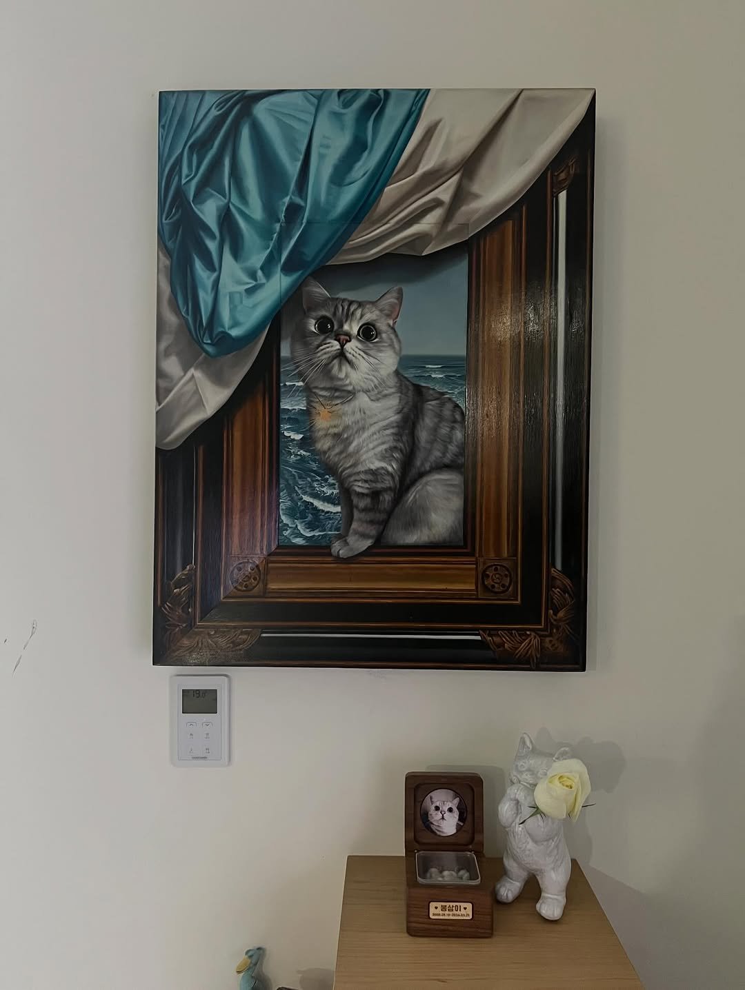 Photo by 김이나 on April 27, 2026. May be art of kitten, Abyssinian cat, picture frame, shadow box and text.