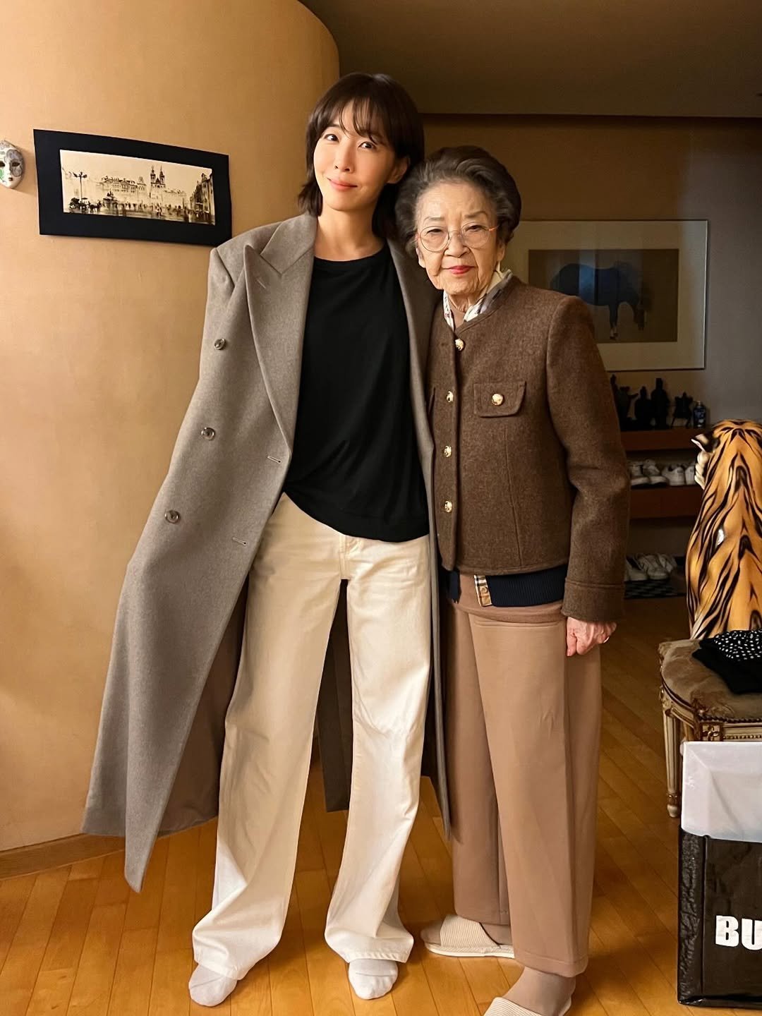 Photo by 김이나 on March 14, 2026. May be an image of duffle coat, overcoat and text.